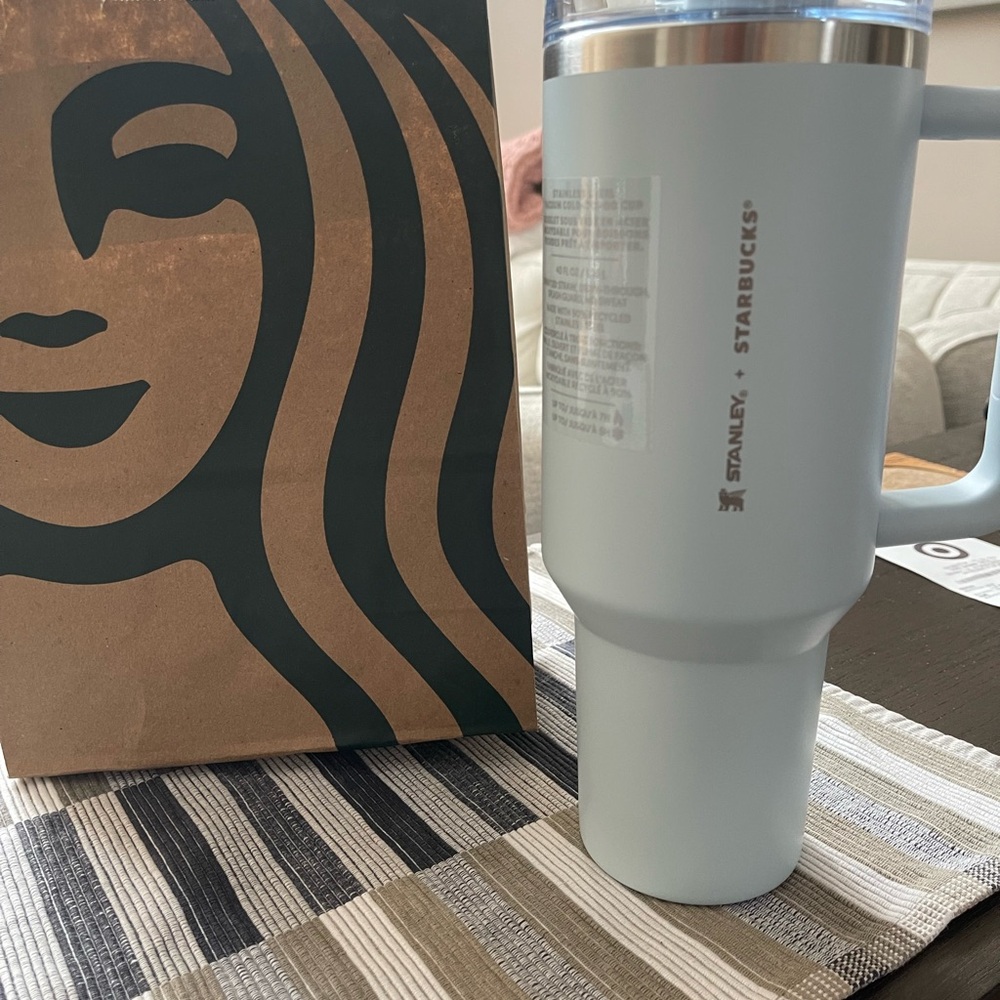 STARBUCKS STANLEY SPRING BLUE Tumbler 40 oz. Quencher Limited Flowstate